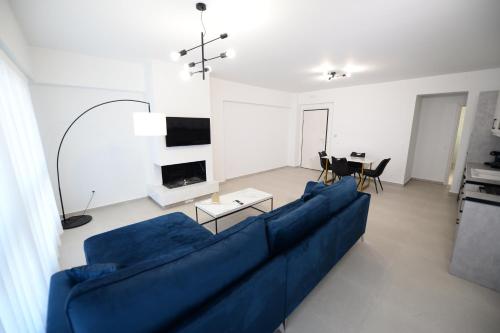 sala de estar con sofá azul y mesa en Ennea Suites-Frost suite en Flámbouras