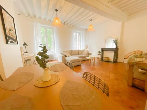 sala de estar con mesa y sofá en "Douceur de vignes", cosy, coeur de ville, Classé 3 étoiles - BY PRIMO C0NCIERGERIE, en Chalon-sur-Saône