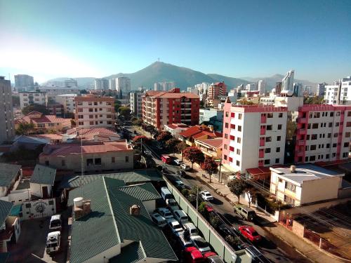 - une vue sur une ville avec des bâtiments et des voitures dans l'établissement Monoambiente con espectacular vista, à Cochabamba