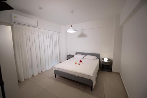 Un dormitorio con una cama blanca con flores. en Ennea Suites-Frost suite en Flámbouras