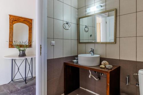 y baño con lavabo y espejo. en ALTHEA, en Panormos Skopelos