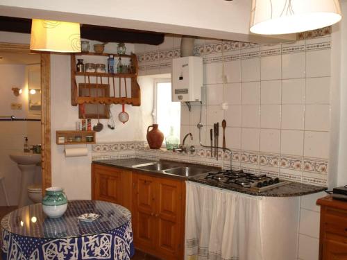 een keuken met een wastafel en een aanrecht bij La Casa Chica de Luis in Fuenteheridos