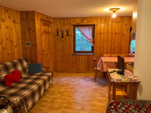 a living room with a couch and a table at La Meison in Valgrisenche