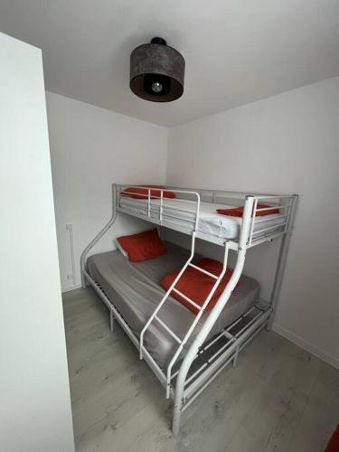 Ce lit superposé se trouve dans une petite chambre lumineuse. dans l'établissement Appartement 3 pièces moderne 2 à 6 personnes, à La Bourboule