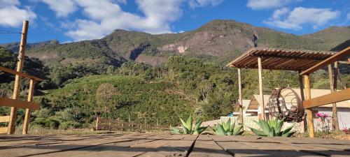 einen Blick auf einen Berg von einem Dach eines Hauses in der Unterkunft Chalés Pôr Do Sol in Caparaó Velho