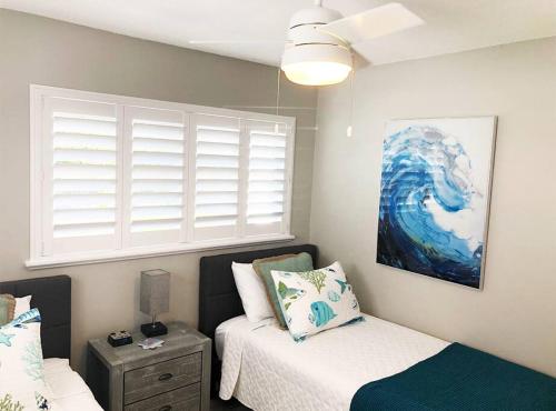 a bedroom with a bed and a window at Modern Apartment - 2 of 4 in Punta Gorda