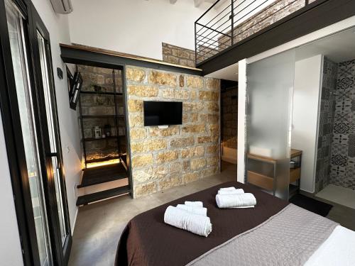 a bedroom with two white towels on a bed at Le Gemelle Diverse in Cinisi