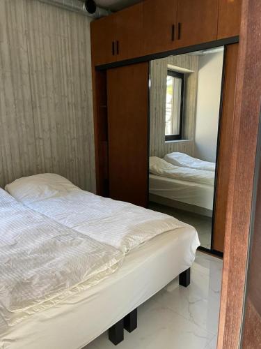 espejo en un dormitorio con cama en Madla en Stavanger