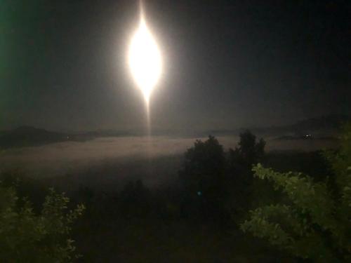 a light on a pole in the fog at night at Seosko domacinstvo Becirovic - Kukulik lodgings in Bijelo Polje