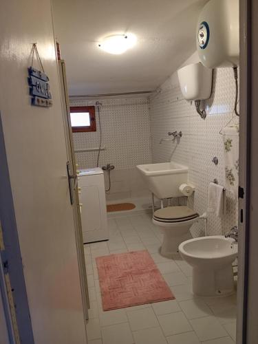 bagno con 2 servizi igienici e lavandino di Appartamento Marina di Pisticci-Marconia a Marconia