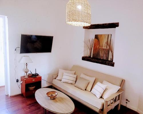 uma sala de estar com um sofá e uma mesa em CASA ARISTIDES em Mendoza