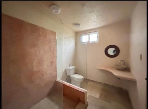 La salle de bains est pourvue de toilettes et d'un lavabo. dans l'établissement Casa Mar_bella 14, à Acapulco