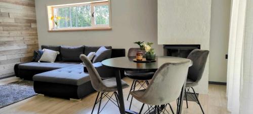 - un salon avec une table et un canapé dans l'établissement Luguse Älfi Maja, 