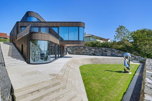 une maison moderne avec une façade en verre dans l'établissement Madla.Villa, à Stavanger