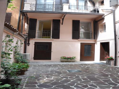 un edificio con due balconi e un cortile di San Guglielmo Apartments a Ferrara