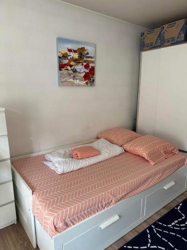 een klein bed in een slaapkamer met bij Studio 25 m2 in Antony