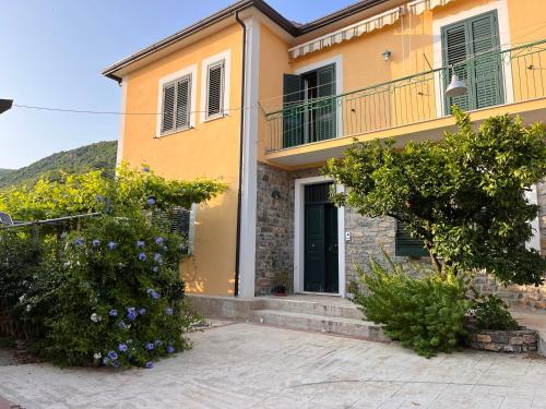 una casa amarilla con arbustos delante de ella en La Strettoia, en Caprioli