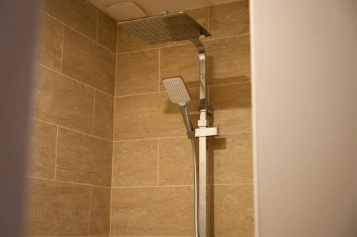 La salle de bains est pourvue d'une douche avec un pommeau de douche. dans l'établissement Appartement Saint-Valery, à Saint-Valery-sur-Somme