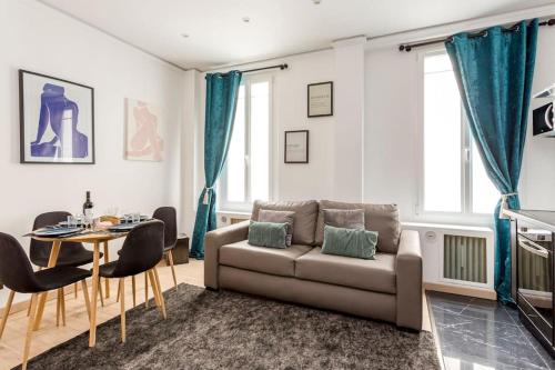 un salon avec un canapé et une table dans l'établissement Suite Paris, Tour Eiffel, Champs Elysées, à Paris