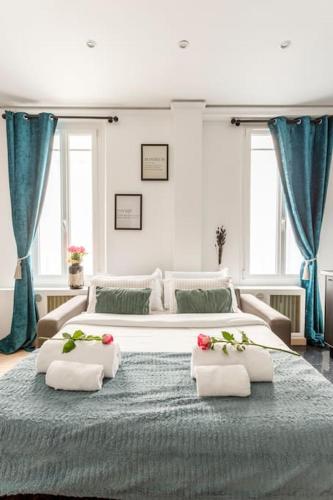 une chambre avec un grand lit avec deux oreillers dessus dans l'établissement Suite Paris, Tour Eiffel, Champs Elysées, à Paris