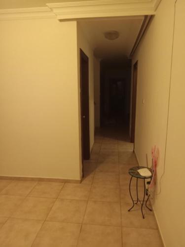um corredor vazio com uma mesa e um quarto em Family house em Ancara