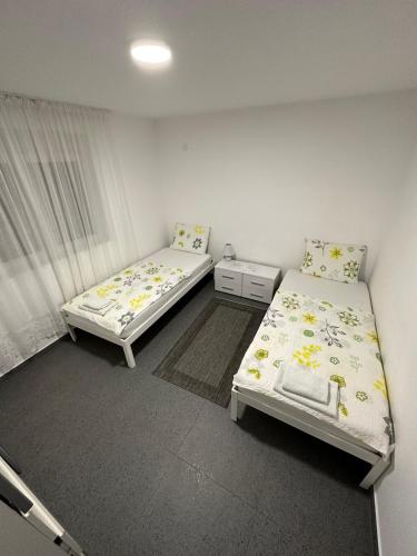 two beds in a small room withermottermottermott at ANGELIKATOS in Golubac