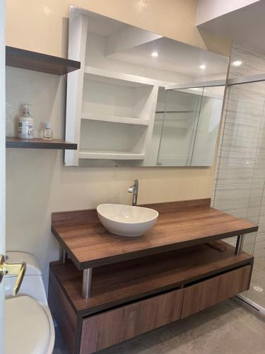 ein Badezimmer mit einer Theke mit einem Waschbecken und einem Spiegel in der Unterkunft Finca entre nubes in Guarne