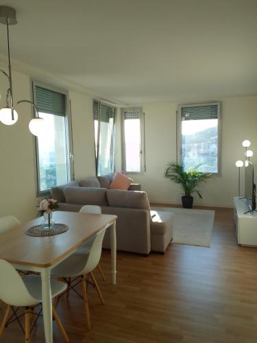 ein Wohnzimmer mit einem Sofa und einem Tisch in der Unterkunft Espectacular apartamento de alquiler en Santa Coloma Barcelona in Santa Coloma de Gramanet