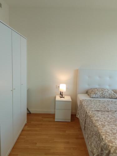 1 dormitorio con cama y mesita de noche con lámpara en Espectacular apartamento de alquiler en Santa Coloma Barcelona en Santa Coloma de Gramanet