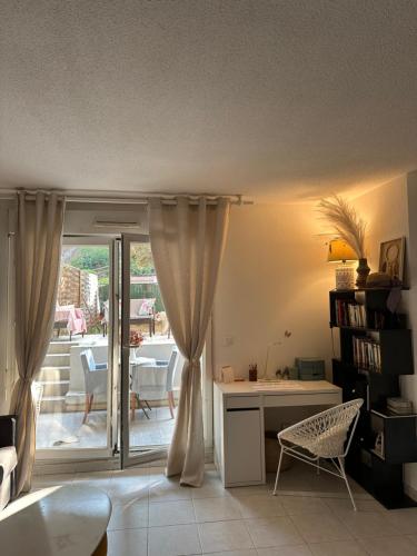 - un salon avec un bureau et une fenêtre dans l'établissement Ninon, à Nice