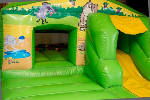 an inflatable bouncy house with green and yellow at Hotel La Rad in Galindo y Perahuy