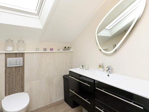 un baño con lavabo y espejo en Bright Cottage with Hot Tub - By Traum Ferienwohnungen, en Bøtø By