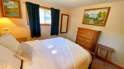 1 dormitorio con 1 cama, vestidor y ventana en Fantastic Oasis Home in Stevens Point, en Stevens Point