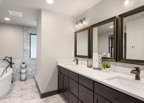 a bathroom with two sinks and a tub and a toilet at Summit House in Cle Elum