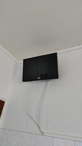 un téléviseur à écran plat accroché au mur dans l'établissement Petite studette à 50m de la plage, à Saint-Jean-de-Monts