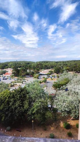 - une vue aérienne sur un parking avec un parc dans l'établissement Petite studette à 50m de la plage, à Saint-Jean-de-Monts