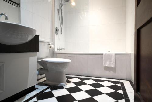 bagno con pavimento a scacchi in bianco e nero di Wellesley Boutique Hotel a Wellington