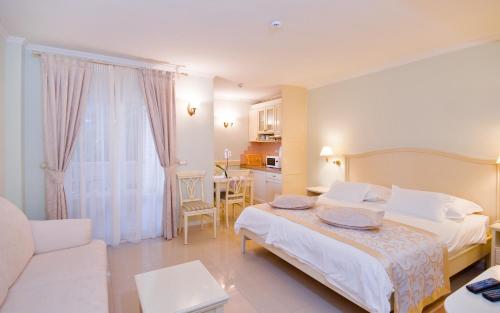 a hotel room with a bed and a kitchen at Hotel Sunceva Postelja Brela in Brela
