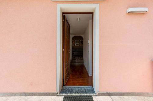 a pink wall with a hallway leading into a room at Casa Maria in Nesso