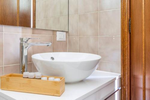 un bagno con lavandino bianco su un bancone di Casa Maria a Nesso