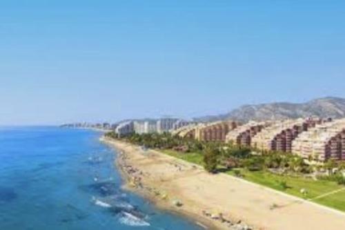 una vista aérea de una playa con hoteles en adosado unifamiliar, en Cabanes