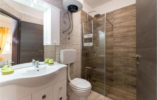 Ванна кімната в Cozy Home In Kastel Zegarski With Wifi