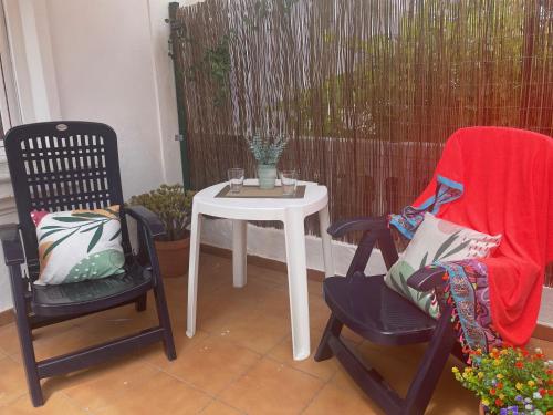 a white table and two chairs and a table and a table and chairs at Apartamento Flori, con terraza y a 300 m de la playa en Suances in Suances