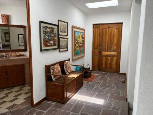 un couloir avec une chambre avec une porte et un canapé dans l'établissement Hermosa Casa en Club de Golf San Miguel de Allende, à San Miguel de Allende