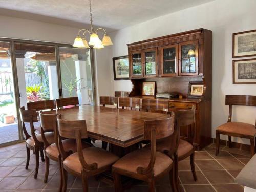 - une salle à manger avec une table et des chaises en bois dans l'établissement Hermosa Casa en Club de Golf San Miguel de Allende, à San Miguel de Allende