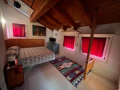 - Vistas a un dormitorio con cama y ventanas en La casa di Laura, en Lignano Sabbiadoro