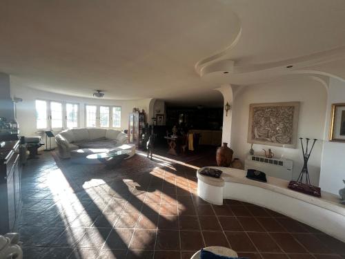 un soggiorno con divano e tavolo di La casa di Laura a Lignano Sabbiadoro