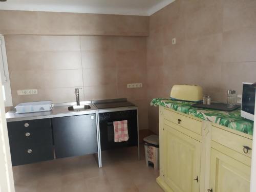 a small kitchen with a sink and a counter at Casa Katze, 2 dormitorios, céntrica, playa y descanso in Carboneras