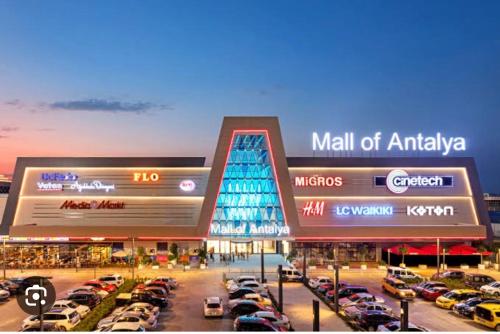 Havalimanı ve Avm yakını havuzlu Lüx1+1 Özel fiyat