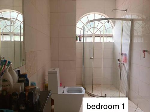ナイロビにあるKaren white villaの浴室のシャワーを撮影した者